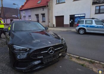 Nie ustąpiła pierwszeństwa. Doszło do zderzenia dwóch aut w Zdunach