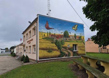 Ściana ożyła kolorami. W Gorzupi powstał mural z historią Ściana ożyła kolorami. W Gorzupi powstał mural z historią