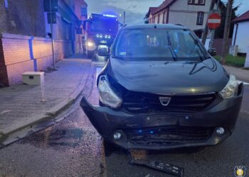 Nie ustąpiła pierwszeństwa. Doszło do zderzenia dwóch aut w Zdunach