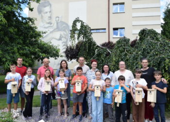 Młodzi mieszkańcy zbudowali domki dla ptaków. Biblioteka połączyła zabawę z ekologią