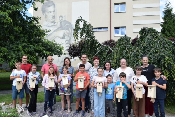 Młodzi mieszkańcy zbudowali domki dla ptaków. Biblioteka połączyła zabawę z ekologią