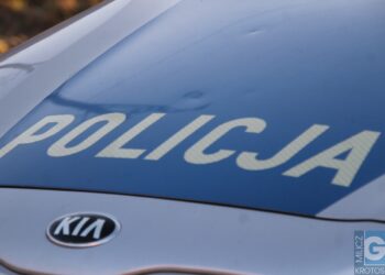 Pościg za nastolatkami na hulajnogach w Krotoszynie. Policjant został ranny