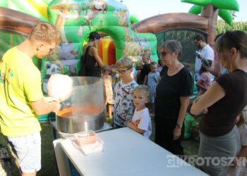 Smakowali, bawili się i pomagali. Parafialny festyn w Krotoszynie przyciągnął mieszkańców