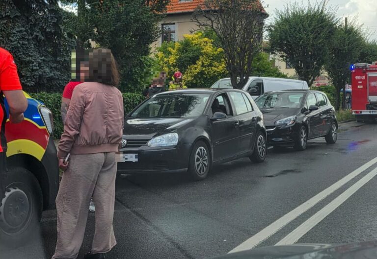 Kolizja trzech aut w Krotoszynie. Dwie osoby skarżyły się na bóle głowy