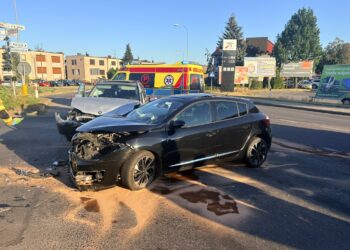Zderzenie dwóch aut w Krotoszynie. Nieletnia pasażerka trafiła do szpitala Zderzenie dwóch aut w Krotoszynie. Nieletnia pasażerka trafiła do szpitala