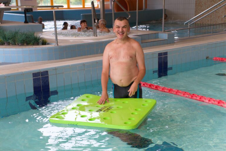Pływackie treningi w Krośnicach. Każdy ćwiczy na miarę swoich możliwości