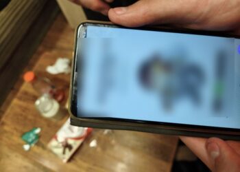 Transmitował w internecie, jak zażywa narkotyki. Policjanci znaleźli przy nim marihuanę