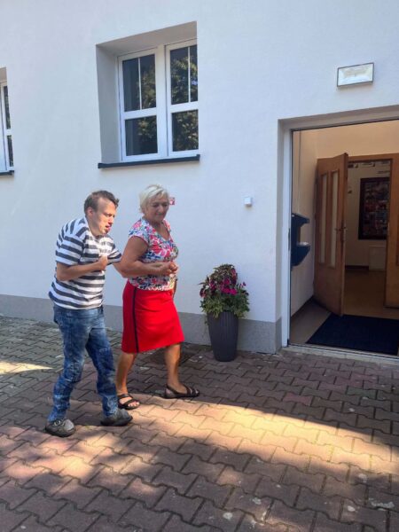 Nowe miejsca i doświadczenia pomagają Tomkowi w samodzielności