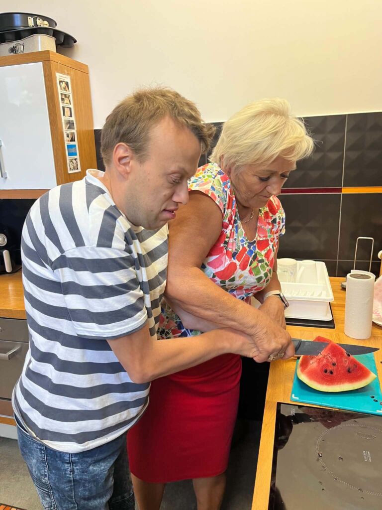 Nowe miejsca i doświadczenia pomagają Tomkowi w samodzielności