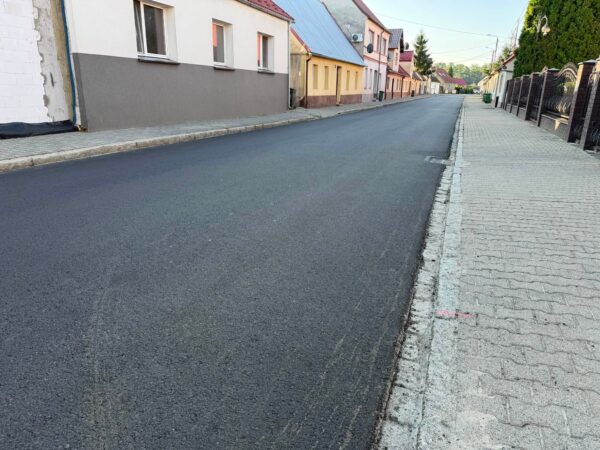 Nowy asfalt na Kolejowej w Sułowie