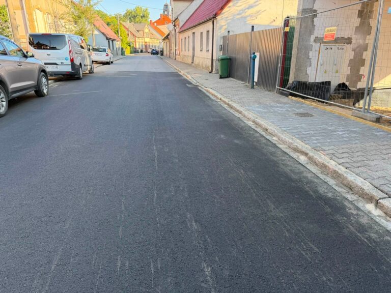 Nowy asfalt na Kolejowej w Sułowie