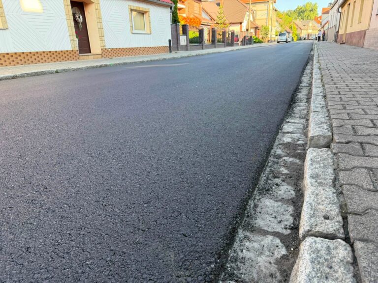 Nowy asfalt na Kolejowej w Sułowie