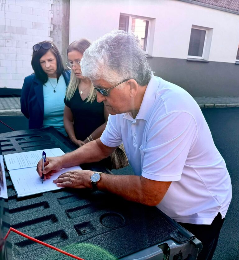Nowy asfalt na Kolejowej w Sułowie