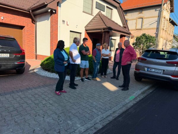 Nowy asfalt na Kolejowej w Sułowie Nowy asfalt na Kolejowej w Sułowie
