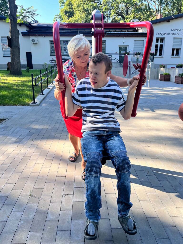 Nowe miejsca i doświadczenia pomagają Tomkowi w samodzielności