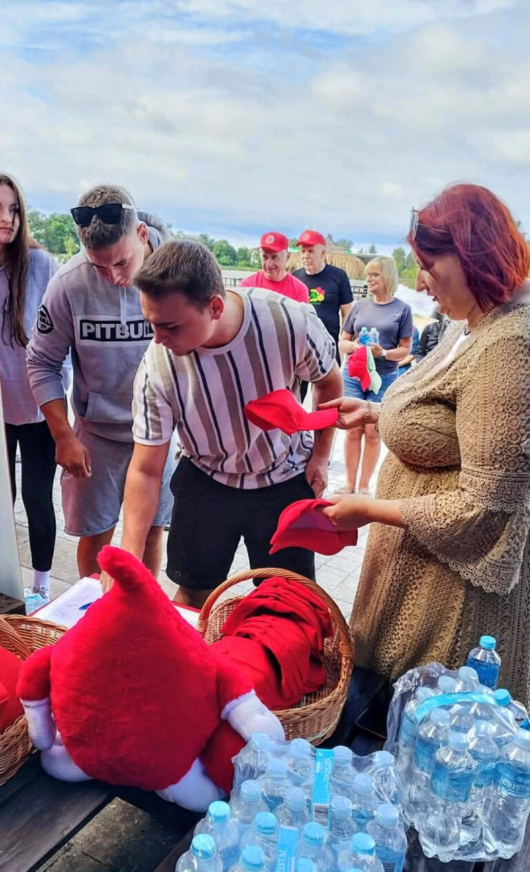 Kajakami przez Dolinę Baryczy. PCK i krwiodawcy na wspólnym spływie