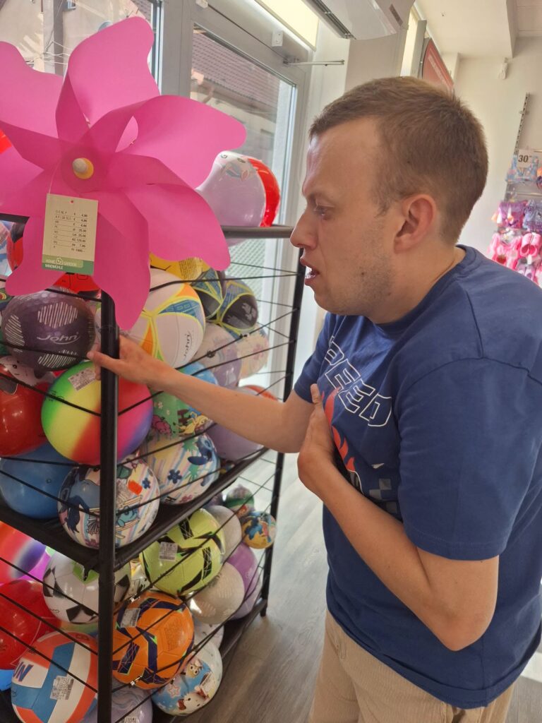 Nowe miejsca i doświadczenia pomagają Tomkowi w samodzielności