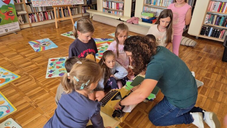 Z książką dookoła świata. Wakacyjna podróż w zdunowskiej bibliotece