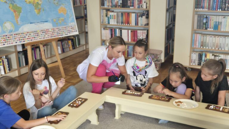 Z książką dookoła świata. Wakacyjna podróż w zdunowskiej bibliotece