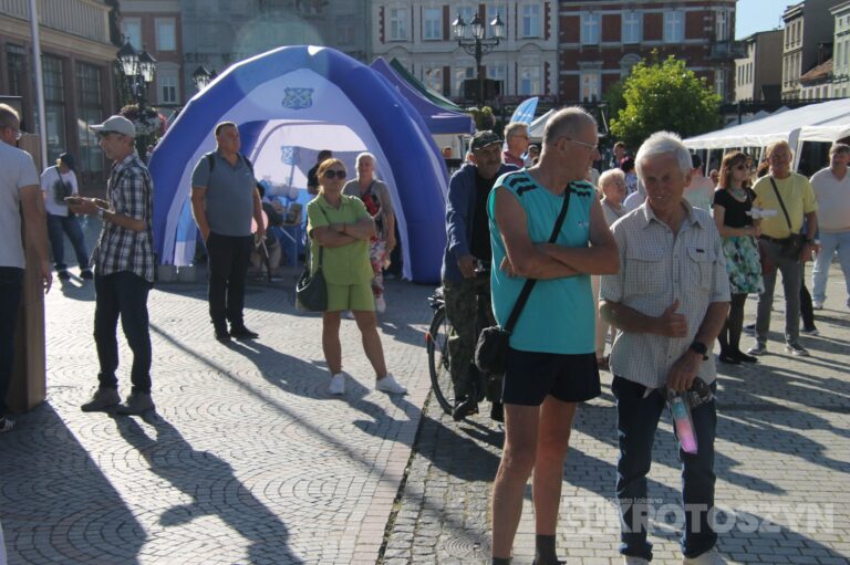 Seniorzy opanowali krotoszyński Rynek. Było tanecznie, muzycznie i aktywnie. Za nami II Senioralia