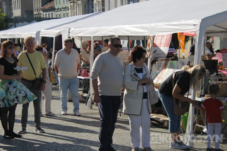 Seniorzy opanowali krotoszyński Rynek. Było tanecznie, muzycznie i aktywnie. Za nami II Senioralia