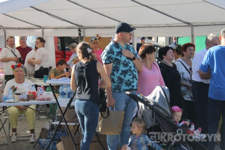 Seniorzy opanowali krotoszyński Rynek. Było tanecznie, muzycznie i aktywnie. Za nami II Senioralia