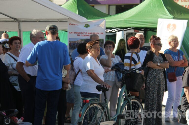 Seniorzy opanowali krotoszyński Rynek. Było tanecznie, muzycznie i aktywnie. Za nami II Senioralia