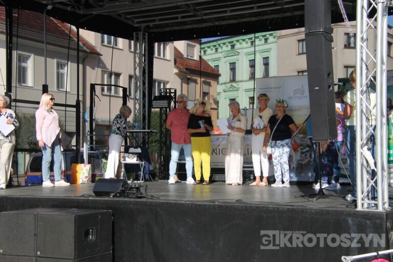 Seniorzy opanowali krotoszyński Rynek. Było tanecznie, muzycznie i aktywnie. Za nami II Senioralia