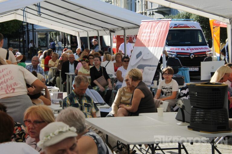 Seniorzy opanowali krotoszyński Rynek. Było tanecznie, muzycznie i aktywnie. Za nami II Senioralia