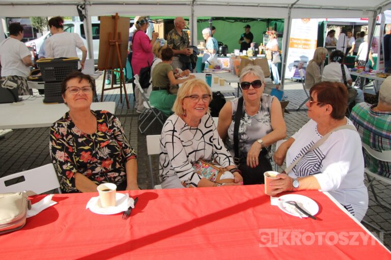 Seniorzy opanowali krotoszyński Rynek. Było tanecznie, muzycznie i aktywnie. Za nami II Senioralia