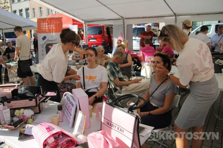 Seniorzy opanowali krotoszyński Rynek. Było tanecznie, muzycznie i aktywnie. Za nami II Senioralia