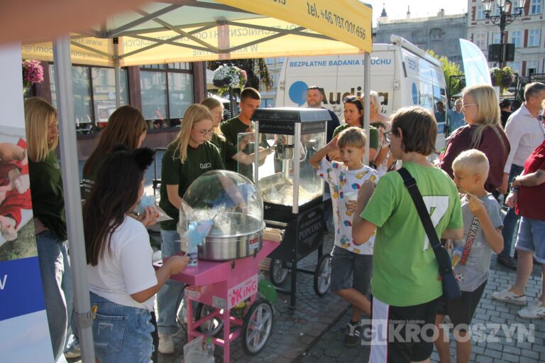 Seniorzy opanowali krotoszyński Rynek. Było tanecznie, muzycznie i aktywnie. Za nami II Senioralia