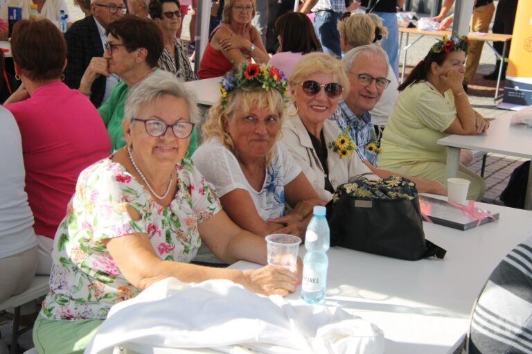Seniorzy opanowali krotoszyński Rynek. Było tanecznie, muzycznie i aktywnie. Za nami II Senioralia