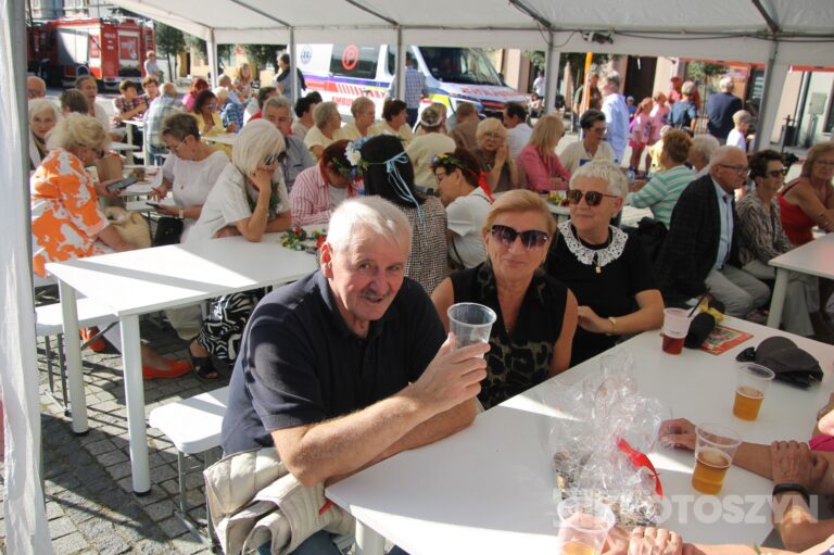 Seniorzy opanowali krotoszyński Rynek. Było tanecznie, muzycznie i aktywnie. Za nami II Senioralia
