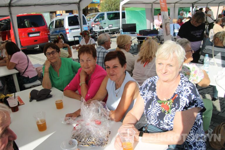 Seniorzy opanowali krotoszyński Rynek. Było tanecznie, muzycznie i aktywnie. Za nami II Senioralia