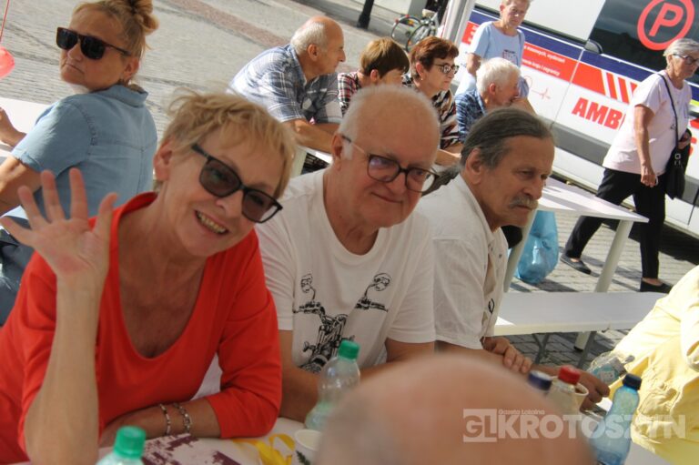 Seniorzy opanowali krotoszyński Rynek. Było tanecznie, muzycznie i aktywnie. Za nami II Senioralia