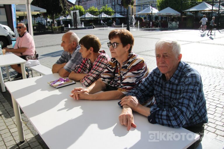 Seniorzy opanowali krotoszyński Rynek. Było tanecznie, muzycznie i aktywnie. Za nami II Senioralia