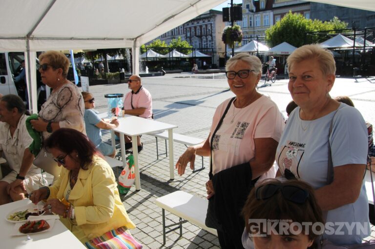 Seniorzy opanowali krotoszyński Rynek. Było tanecznie, muzycznie i aktywnie. Za nami II Senioralia