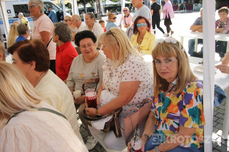 Seniorzy opanowali krotoszyński Rynek. Było tanecznie, muzycznie i aktywnie. Za nami II Senioralia
