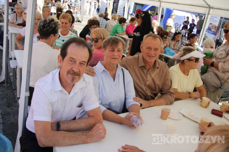 Seniorzy opanowali krotoszyński Rynek. Było tanecznie, muzycznie i aktywnie. Za nami II Senioralia