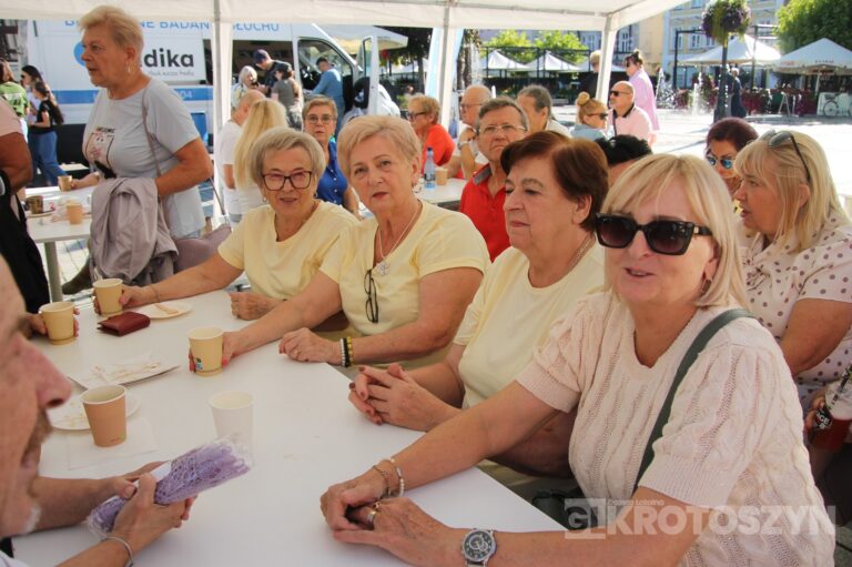 Seniorzy opanowali krotoszyński Rynek. Było tanecznie, muzycznie i aktywnie. Za nami II Senioralia