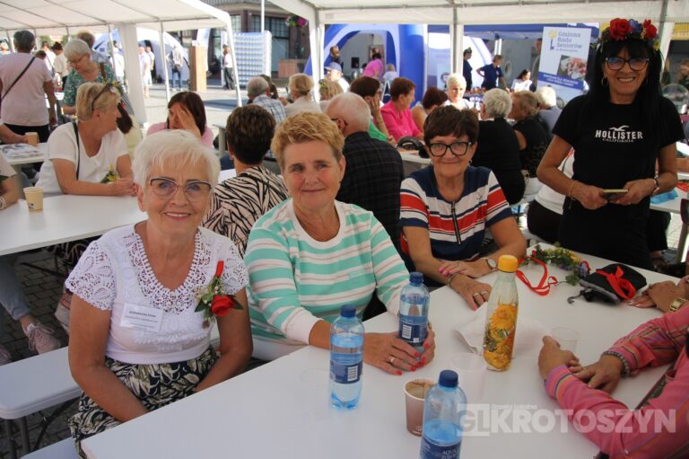 Seniorzy opanowali krotoszyński Rynek. Było tanecznie, muzycznie i aktywnie. Za nami II Senioralia