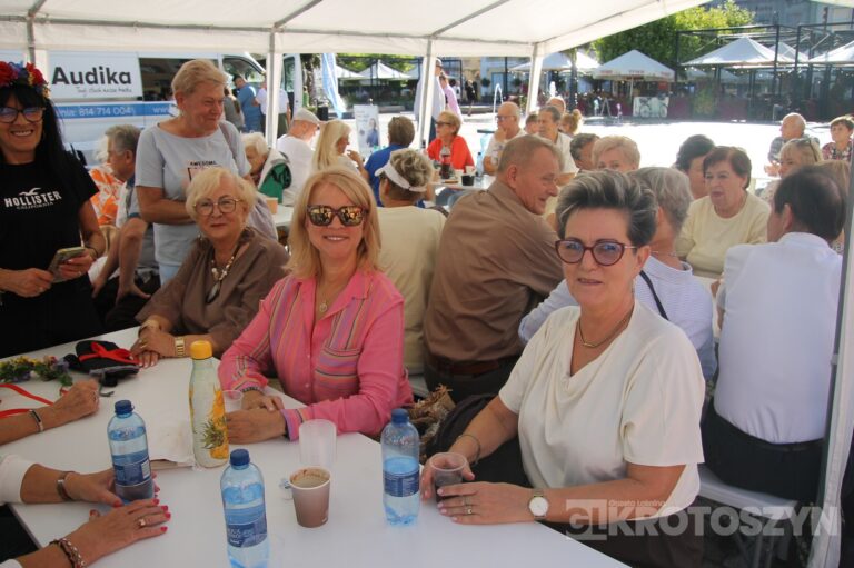Seniorzy opanowali krotoszyński Rynek. Było tanecznie, muzycznie i aktywnie. Za nami II Senioralia