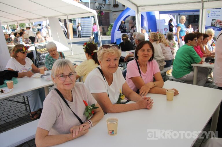 Seniorzy opanowali krotoszyński Rynek. Było tanecznie, muzycznie i aktywnie. Za nami II Senioralia