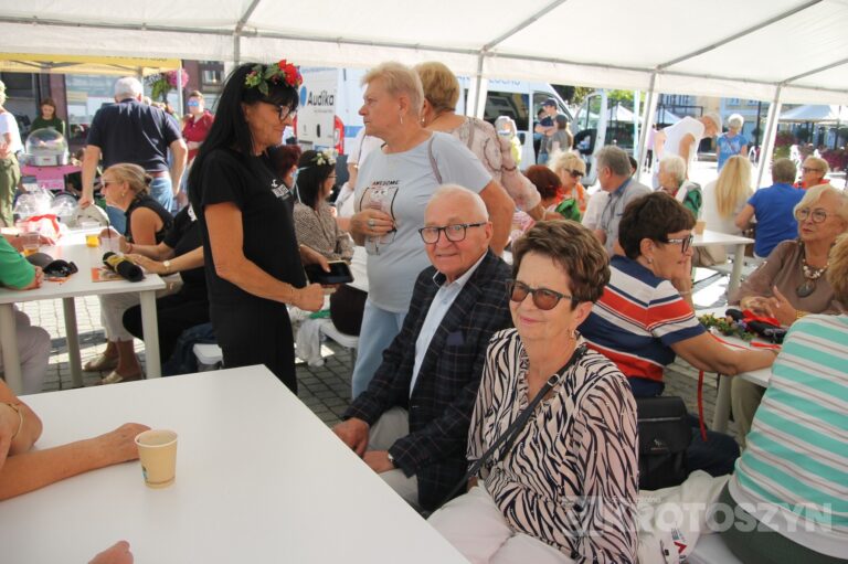 Seniorzy opanowali krotoszyński Rynek. Było tanecznie, muzycznie i aktywnie. Za nami II Senioralia