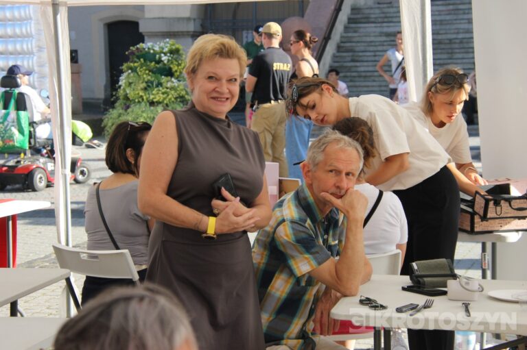 Seniorzy opanowali krotoszyński Rynek. Było tanecznie, muzycznie i aktywnie. Za nami II Senioralia
