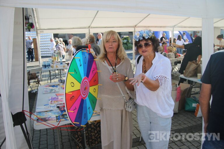 Seniorzy opanowali krotoszyński Rynek. Było tanecznie, muzycznie i aktywnie. Za nami II Senioralia