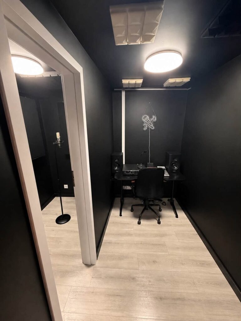Trzy metry kwadratowe na szkolne studio nagrań