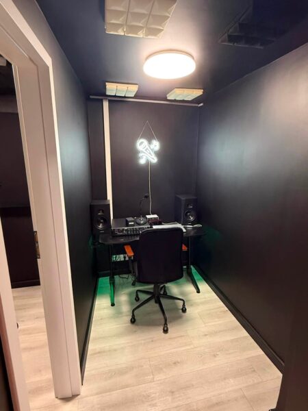 Trzy metry kwadratowe na szkolne studio nagrań Trzy metry kwadratowe na szkolne studio nagrań