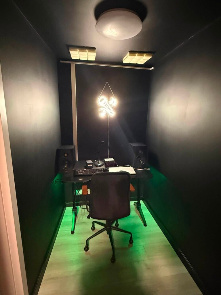 Trzy metry kwadratowe na szkolne studio nagrań
